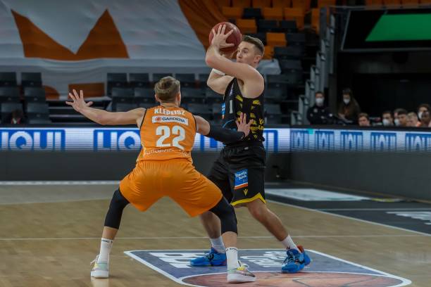 蓝军在控球 蓝军在控球